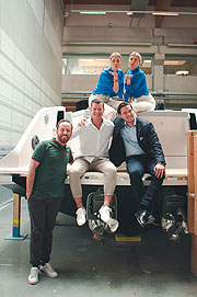 10_Adrian Blommer (li, Betriebsleiter Auto Bierschneider British Cars), Florian Helmberger (m, Frauscher Verkaufsleiter), Gerry Trinkl (re, Gründer Lifestyle-Insider.com), Nina und Julia Meise  (©Foto. Auto Bierschneider British Cars)